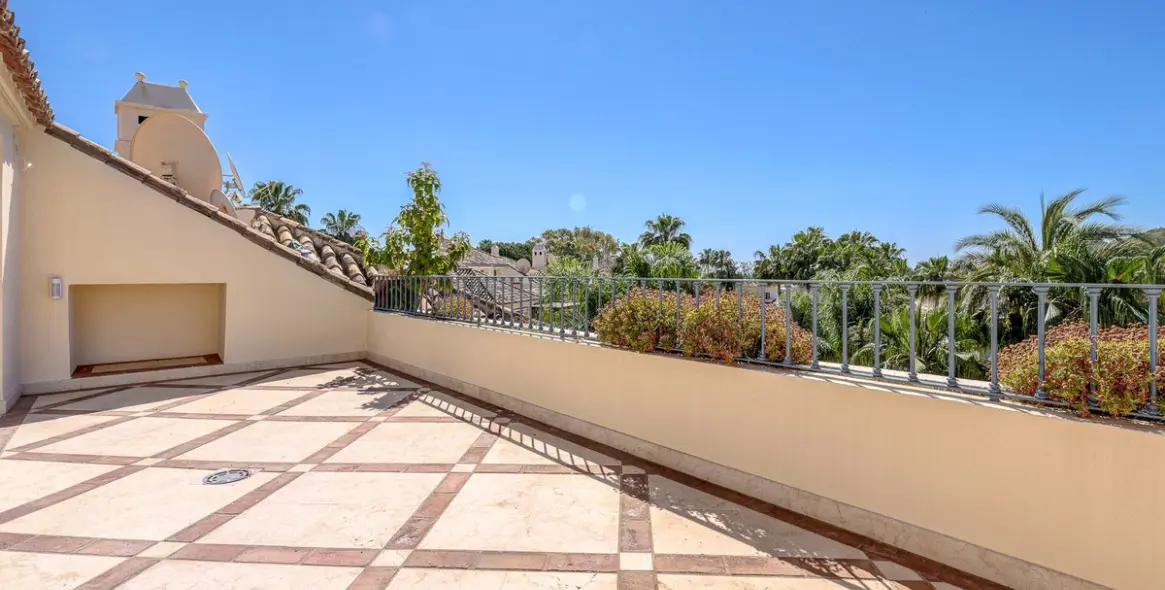 Sale of penthouse duplex in Nueva Andalucía 46