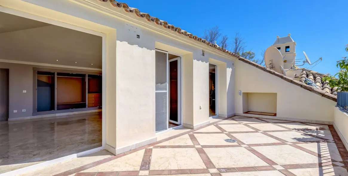 Sale of penthouse duplex in Nueva Andalucía 47
