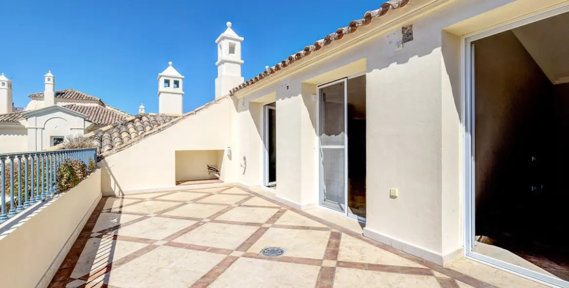 Sale of penthouse duplex in Nueva Andalucía 48