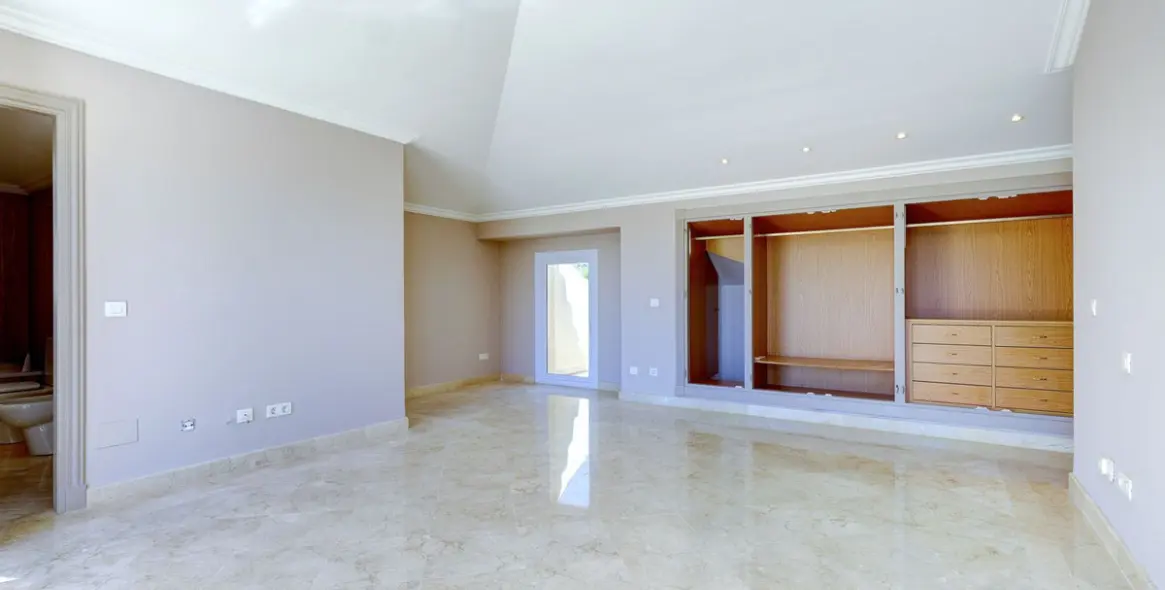 Sale of penthouse duplex in Nueva Andalucía 49