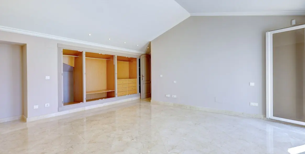 Sale of penthouse duplex in Nueva Andalucía 50