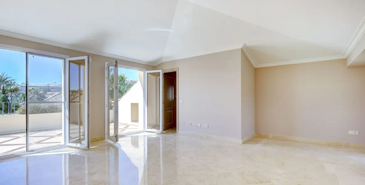 Sale of penthouse duplex in Nueva Andalucía 52