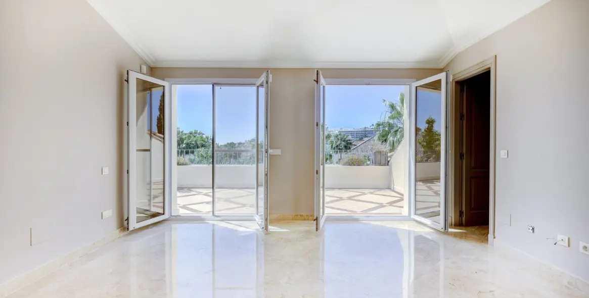 Sale of penthouse duplex in Nueva Andalucía 53