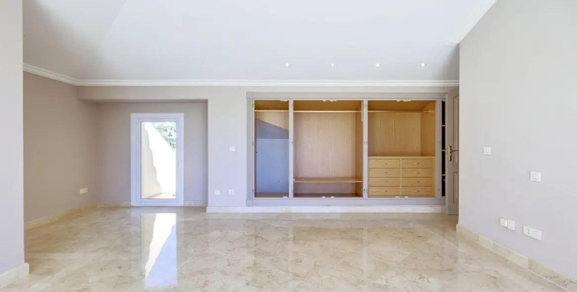 Sale of penthouse duplex in Nueva Andalucía 54