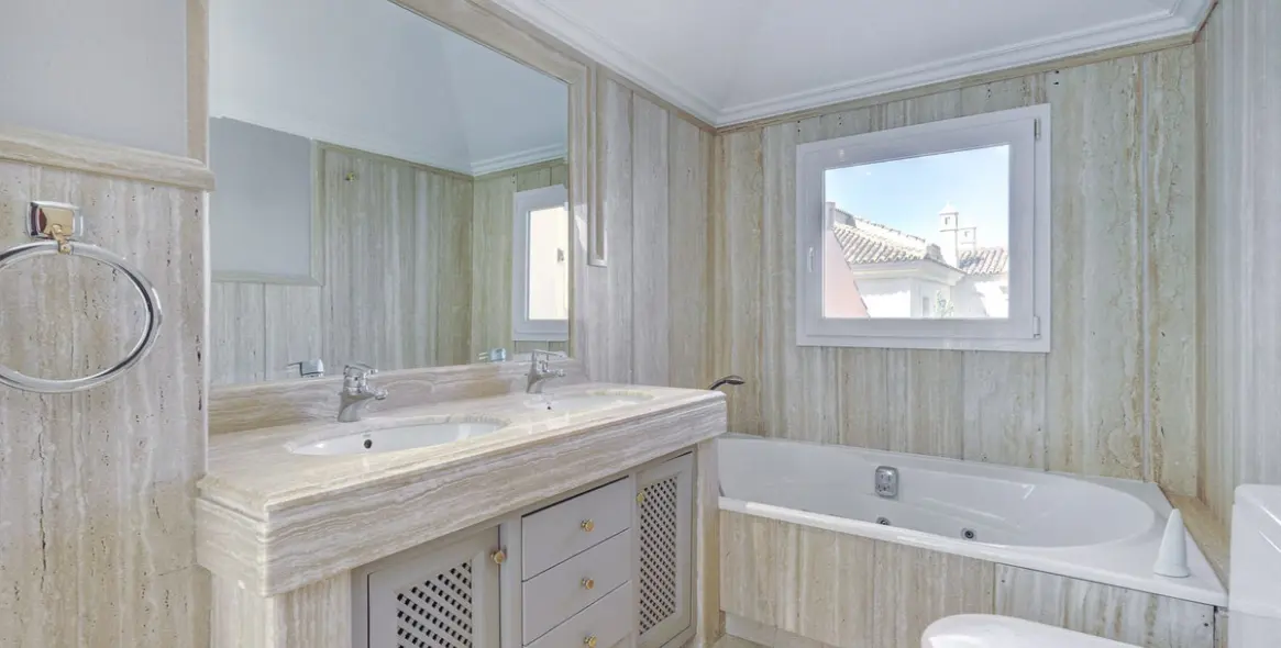 Sale of penthouse duplex in Nueva Andalucía 56