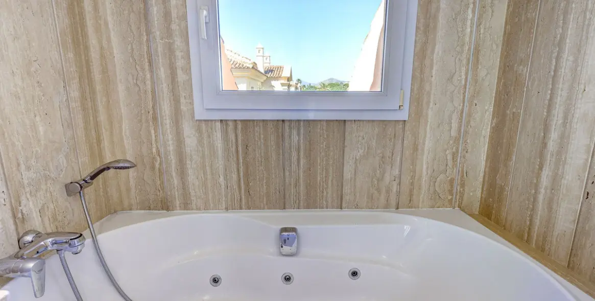 Sale of penthouse duplex in Nueva Andalucía 57