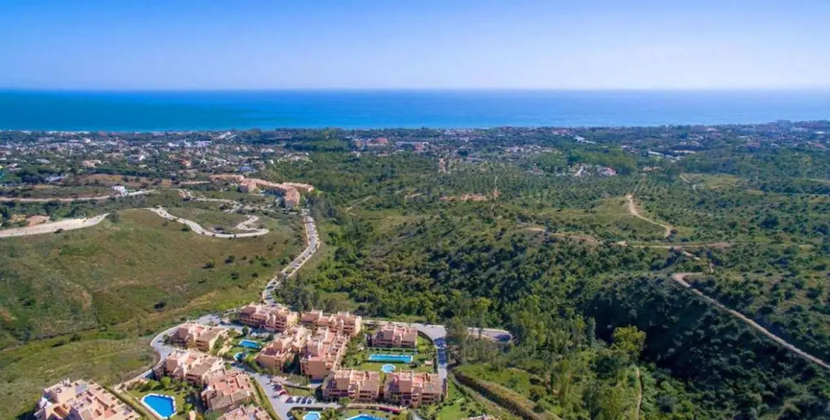 Venta de apartamento en planta media en Elviria 2