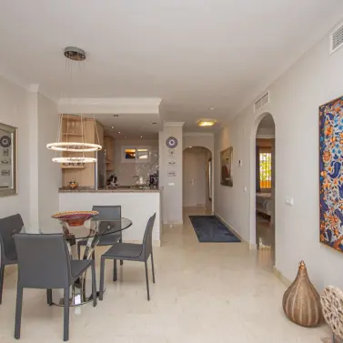 Venta de apartamento en planta media en Elviria