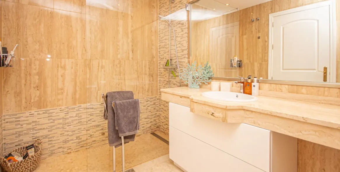 Venta de apartamento en planta media en Elviria 10