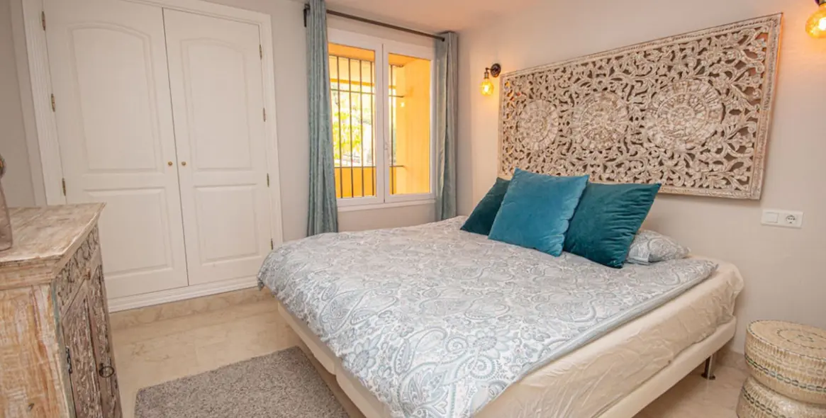 Venta de apartamento en planta media en Elviria 12