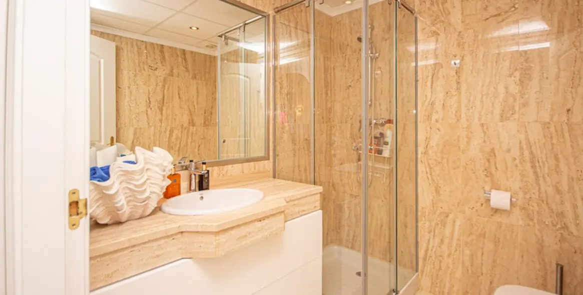 Venta de apartamento en planta media en Elviria 13