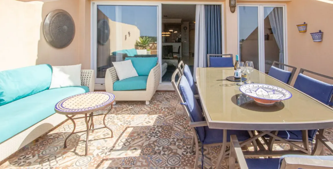 Venta de apartamento en planta media en Elviria 17