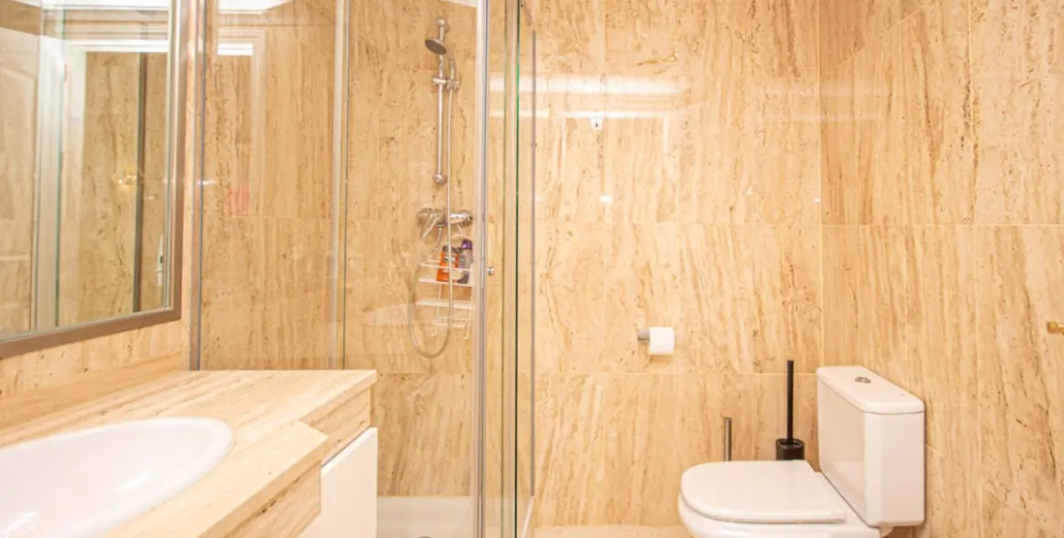 Venta de apartamento en planta media en Elviria 23