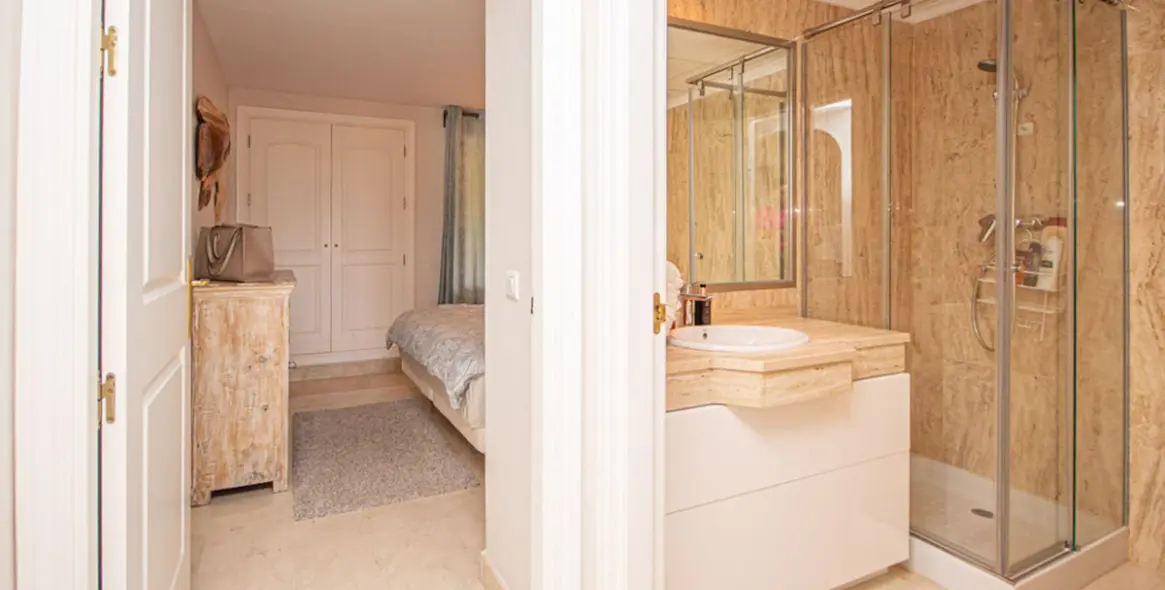 Venta de apartamento en planta media en Elviria 24