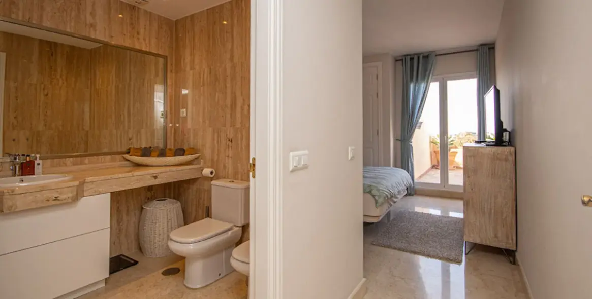 Venta de apartamento en planta media en Elviria 25