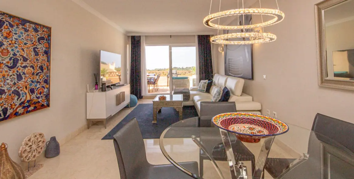 Venta de apartamento en planta media en Elviria 26