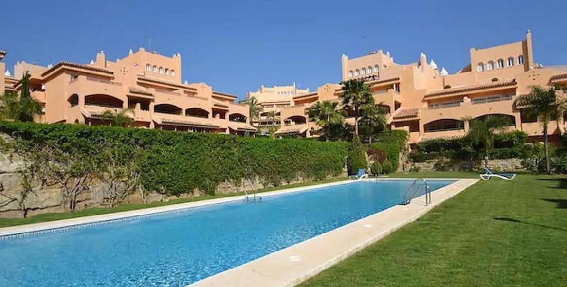 Venta de apartamento en planta media en Elviria 28