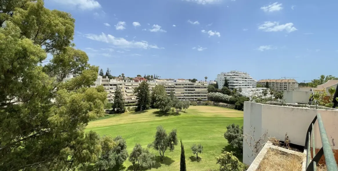 Sale of penthouse in Guadalmina Alta 1