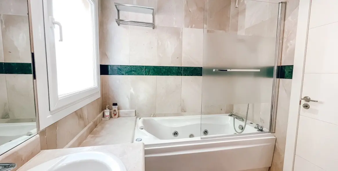 Sale of middle floor apartment in Marbella 19