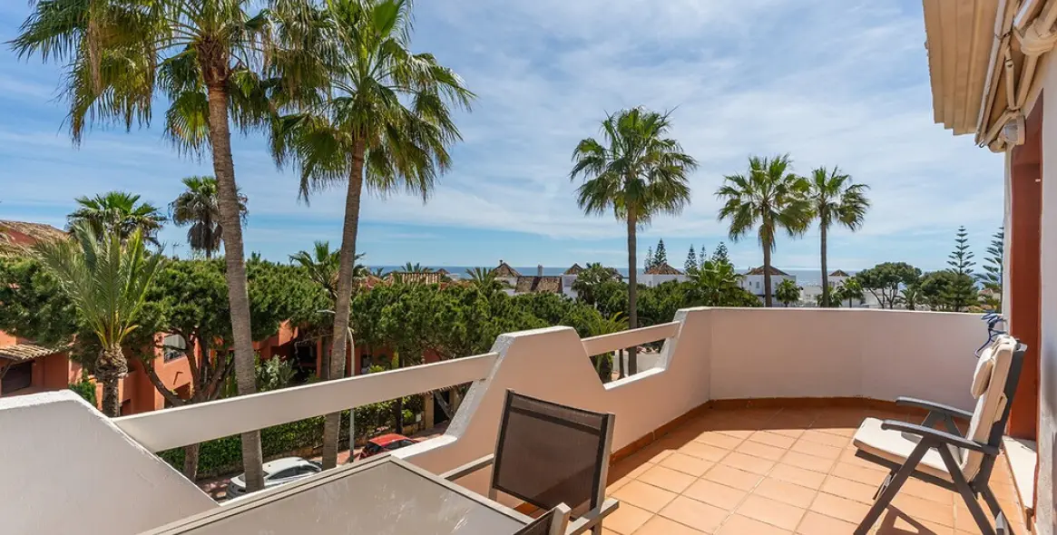 Sale of middle floor apartment in Elviria Playa 1