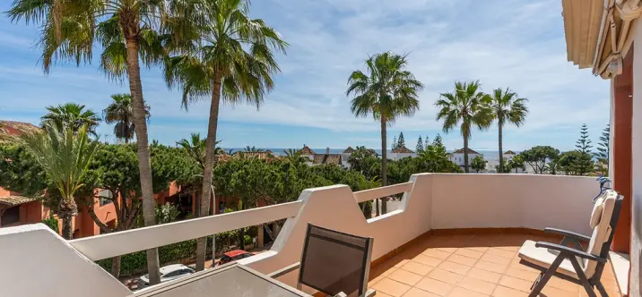 Продажа апартаментов на среднем этаже в Elviria Playa 0