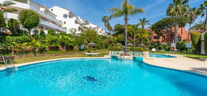 Продажа апартаментов на среднем этаже в Elviria Playa 1