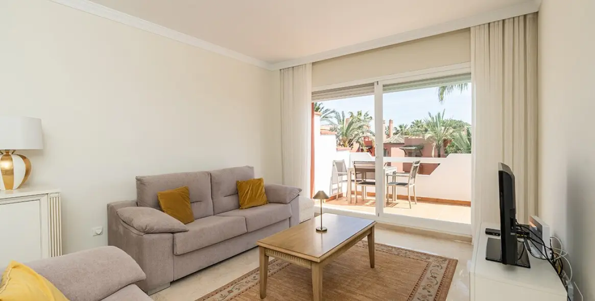 Sale of middle floor apartment in Elviria Playa 3