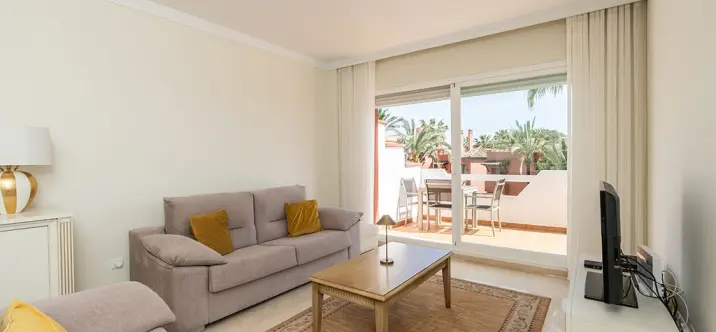 Продажа апартаментов на среднем этаже в Elviria Playa 2