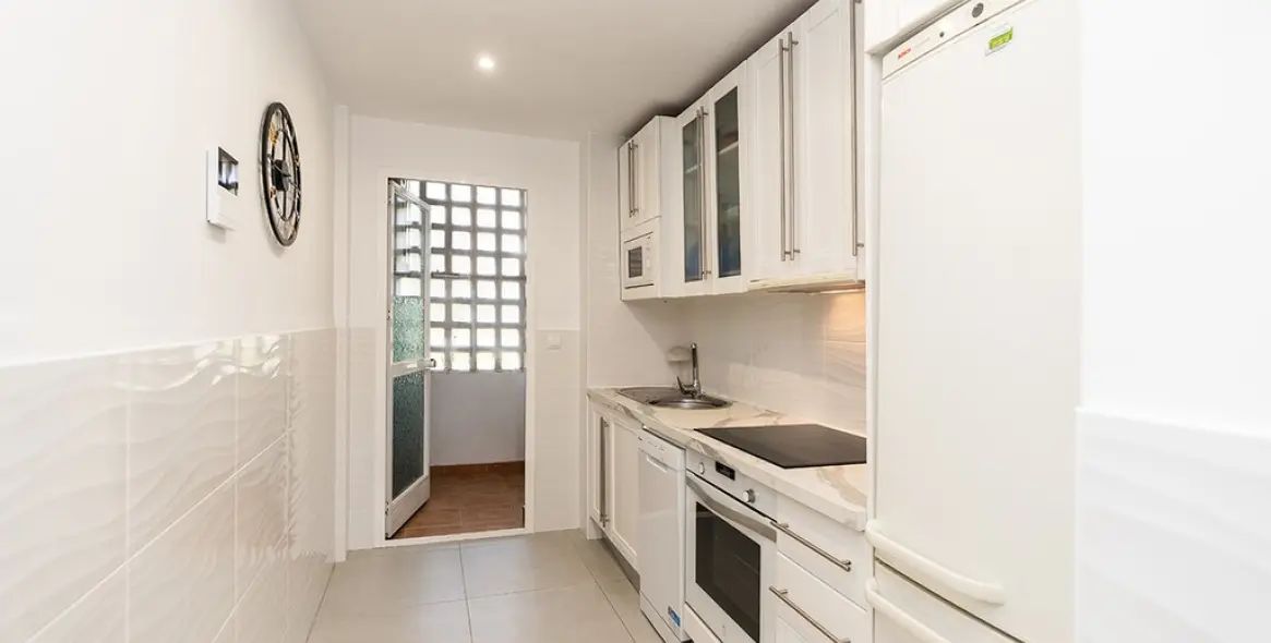 Sale of middle floor apartment in Elviria Playa 4