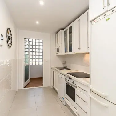 Продажа апартаментов на среднем этаже в Elviria Playa