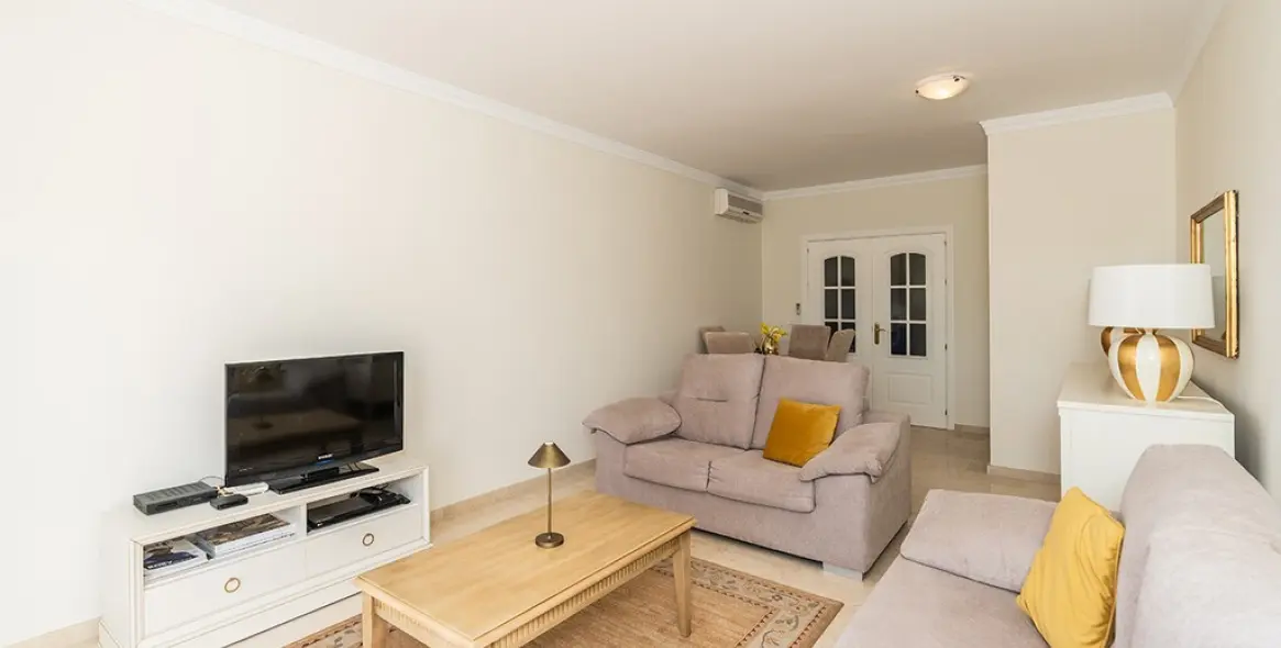 Sale of middle floor apartment in Elviria Playa 5