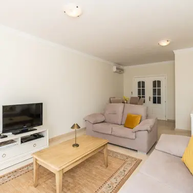 Продажа апартаментов на среднем этаже в Elviria Playa