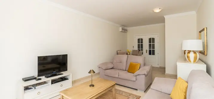 Продажа апартаментов на среднем этаже в Elviria Playa 4