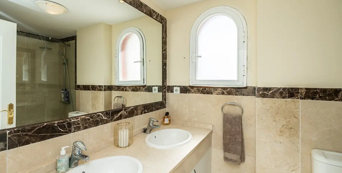 Sale of middle floor apartment in Elviria Playa 9