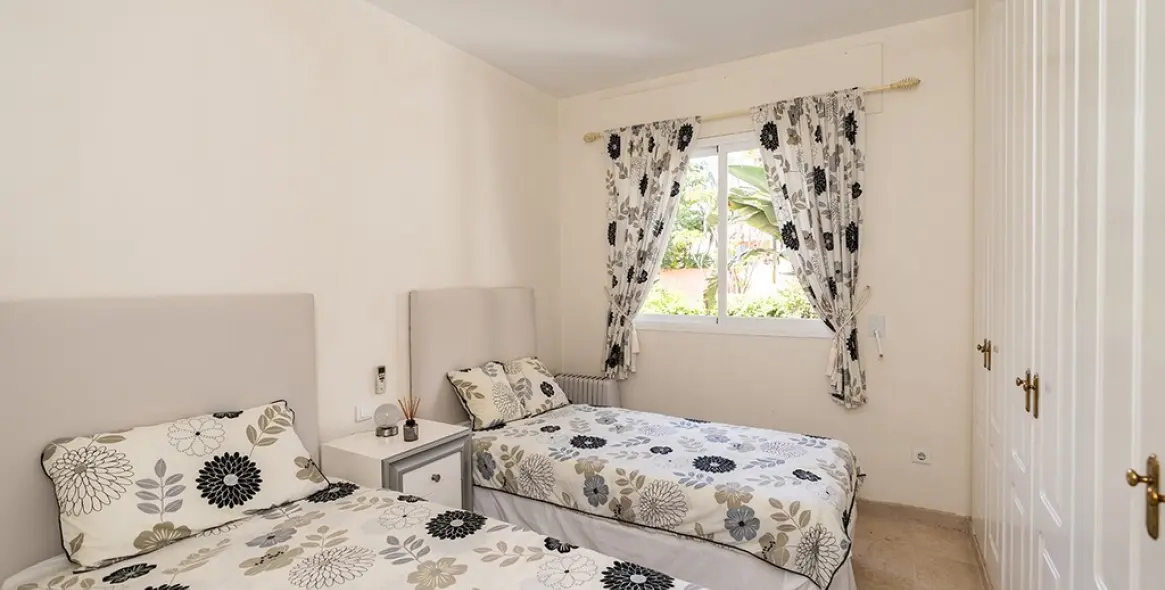 Sale of middle floor apartment in Elviria Playa 10