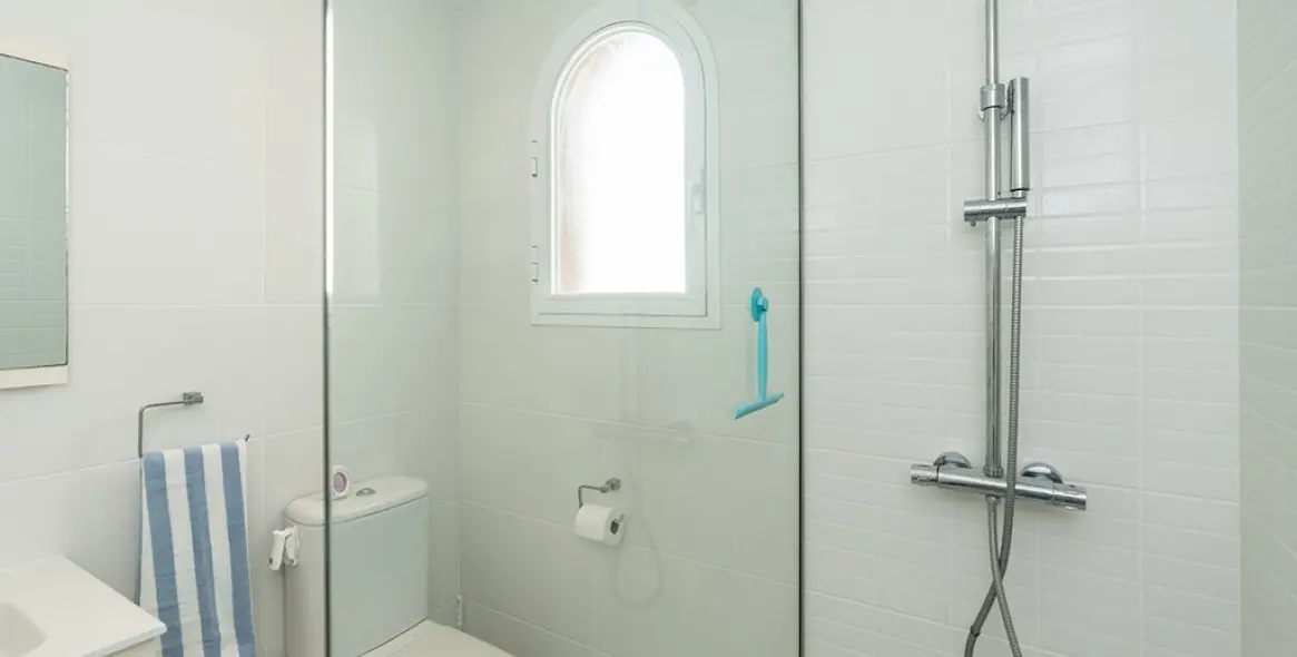 Sale of middle floor apartment in Elviria Playa 11