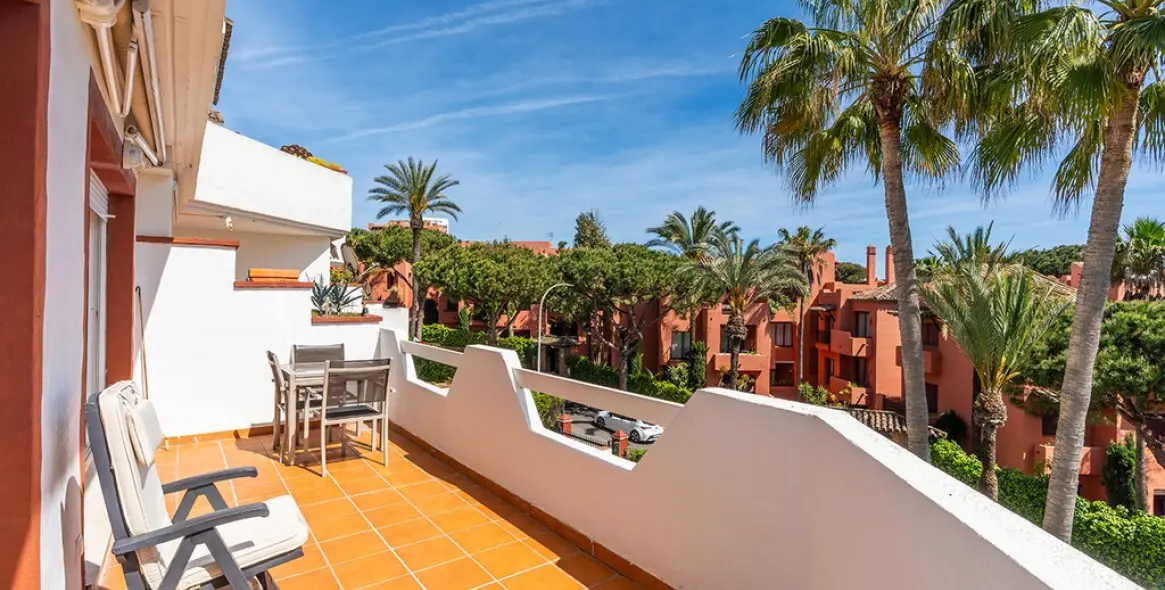 Sale of middle floor apartment in Elviria Playa 13