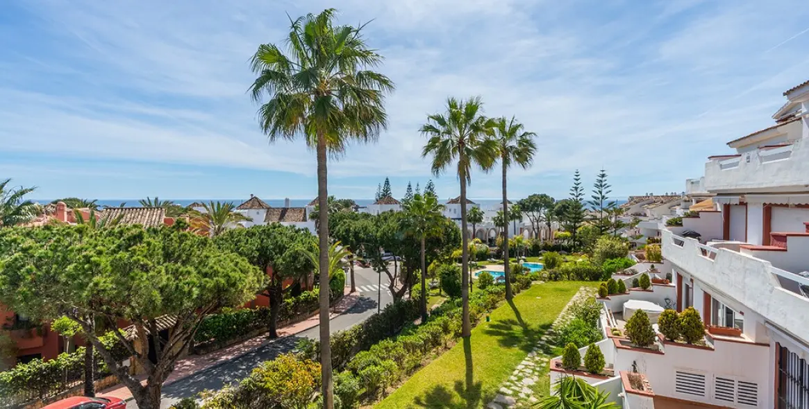 Sale of middle floor apartment in Elviria Playa 14