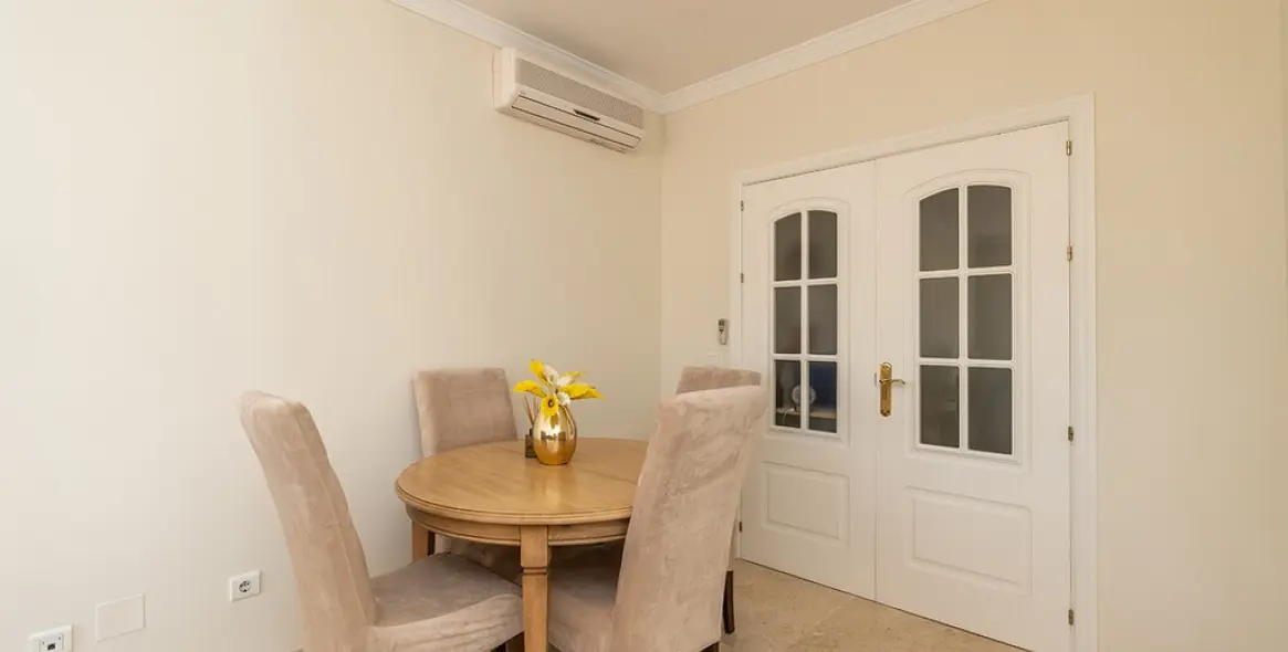 Sale of middle floor apartment in Elviria Playa 15