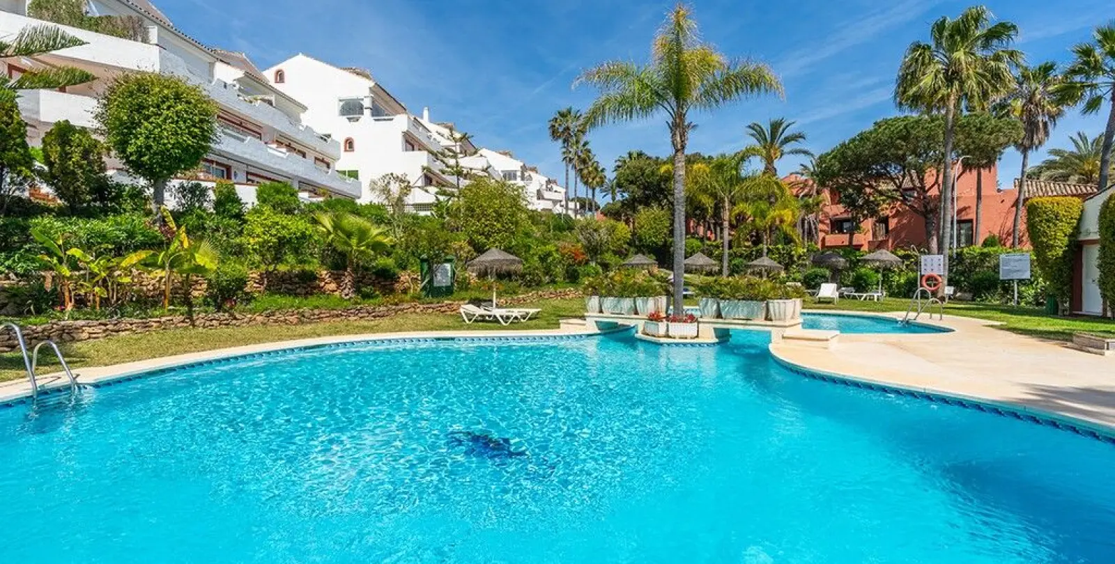 Venta de apartamento en planta media en Marbella 2