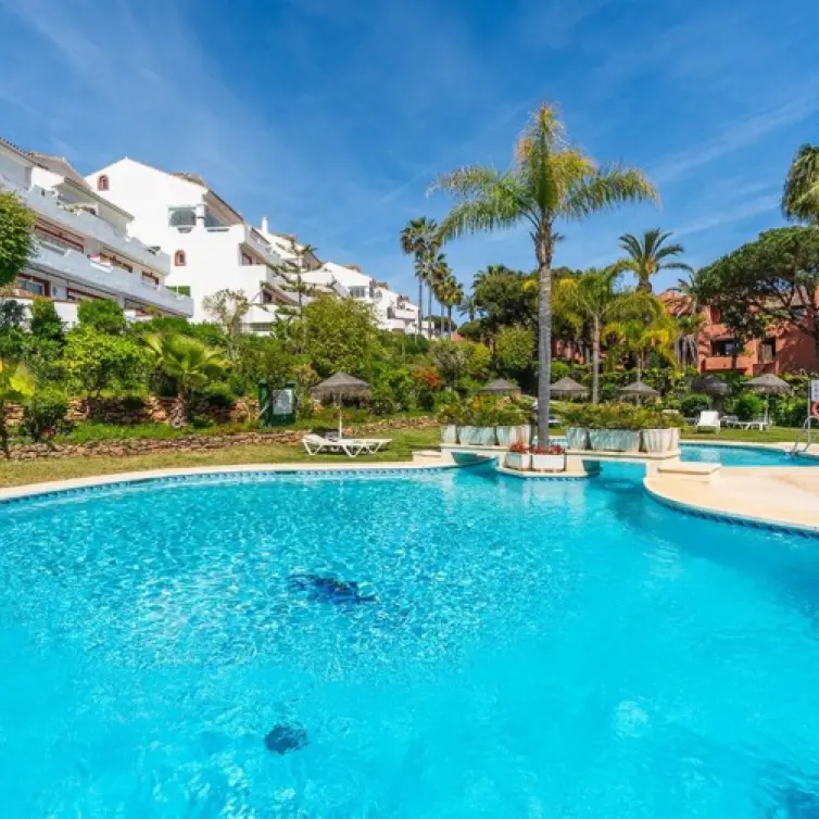 Venta de apartamento en planta media en Marbella