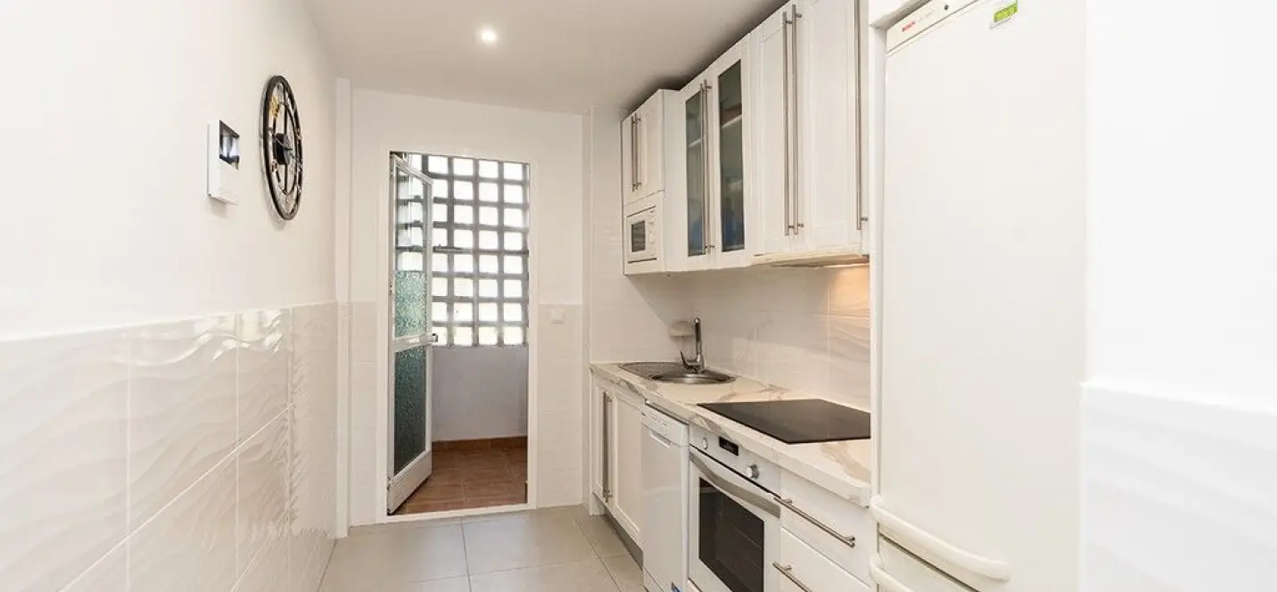 Venta de apartamento en planta media en Marbella 3
