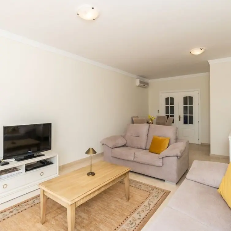 Venta de apartamento en planta media en Marbella