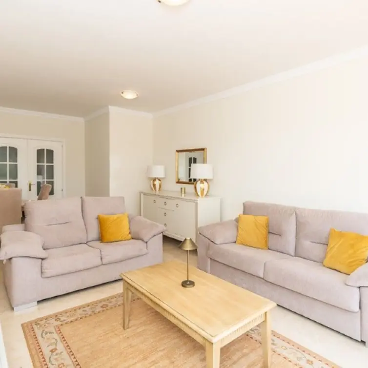 Venta de apartamento en planta media en Marbella