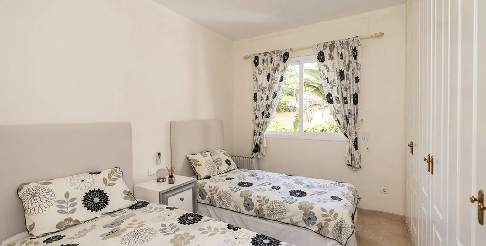 Venta de apartamento en planta media en Marbella 10