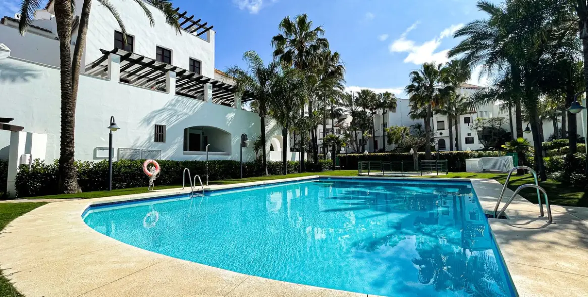 Venta de apartamento en planta baja en Puerto Banús 2