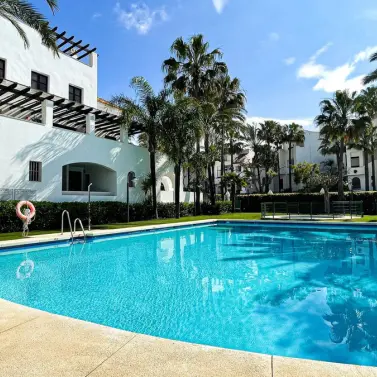 Venta de apartamento en planta baja en Puerto Banús