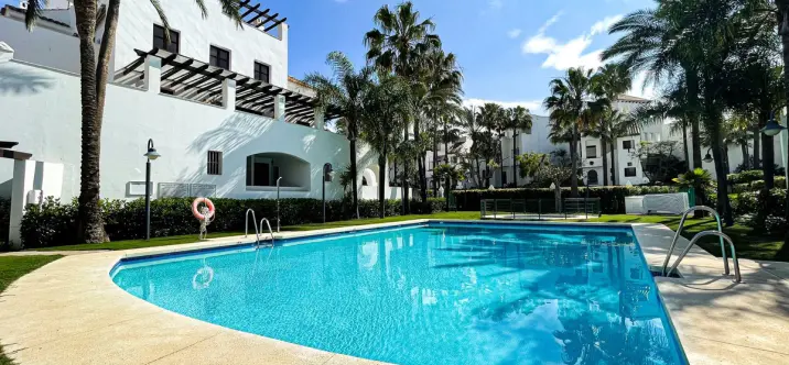 Venta de apartamento en planta baja en Puerto Banús 1