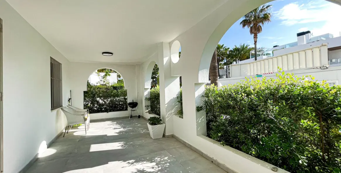 Venta de apartamento en planta baja en Puerto Banús 23