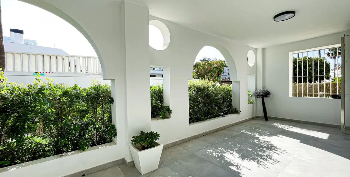 Venta de apartamento en planta baja en Puerto Banús 24